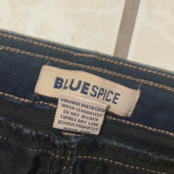 Low rise jeans, 2000s style - Picture 3 of 4